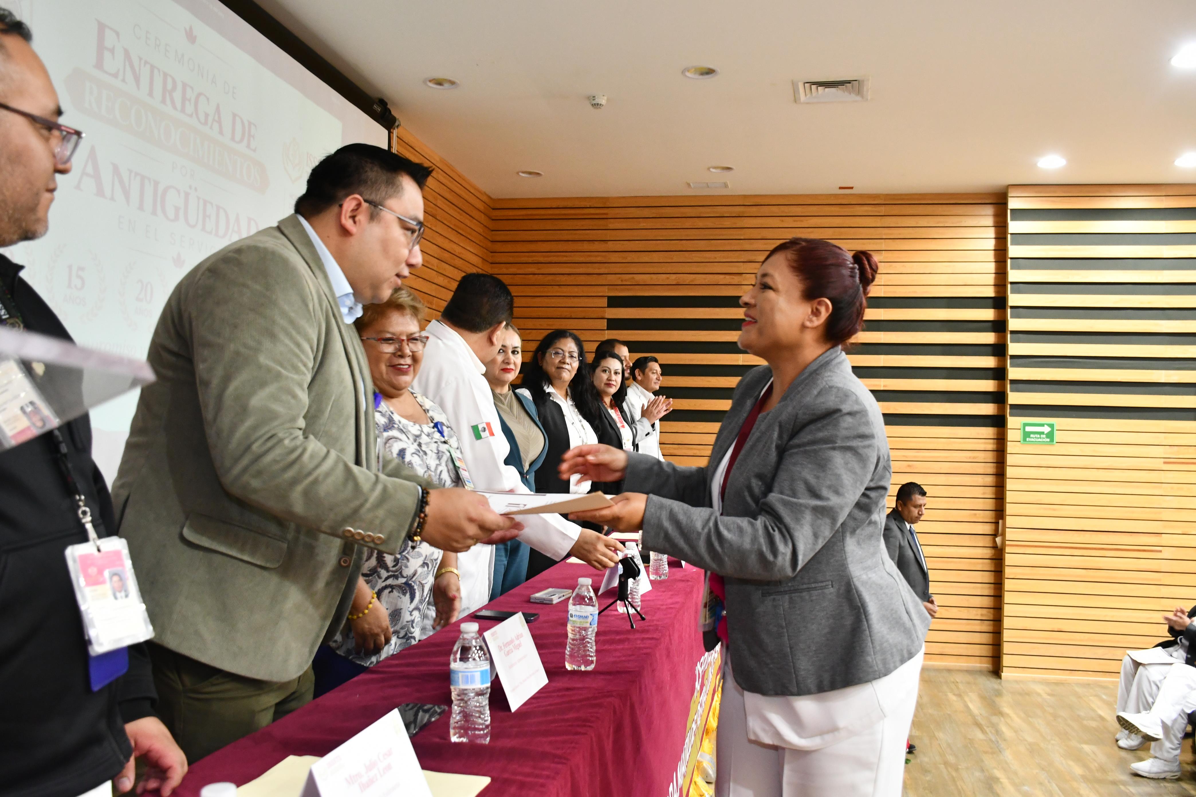 Entrega de Reconocimientos por Años de Servicio en el HG "Dra. Matilde Petra Montoya Lafragua" 